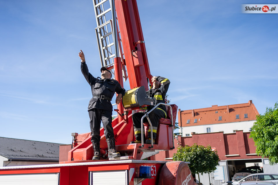 Do sprawdzenia mieszkania strażacy użyli wysięgnika