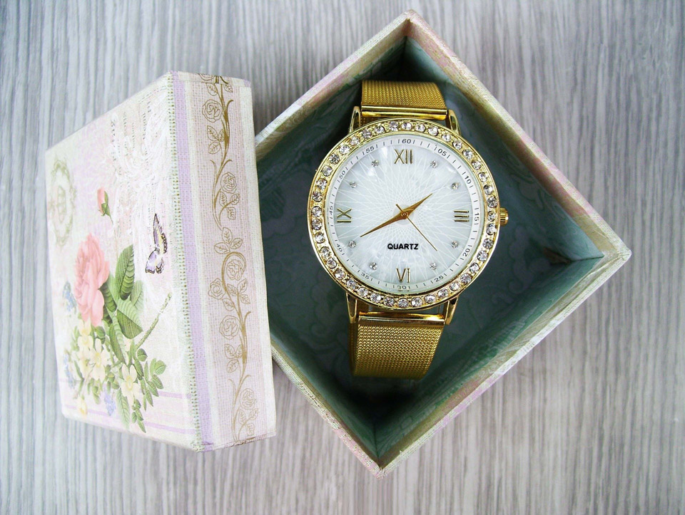 Złoty zegarek - idealne wykończenie stylizacji