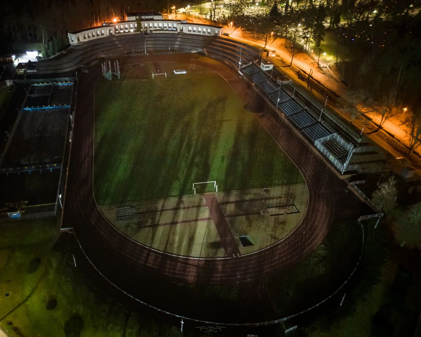 Nocny widok na stadion w Słubicach z lotu ptaka 