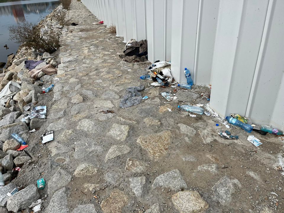 Walające się śmieci na Odrą to niestety powszechny widok