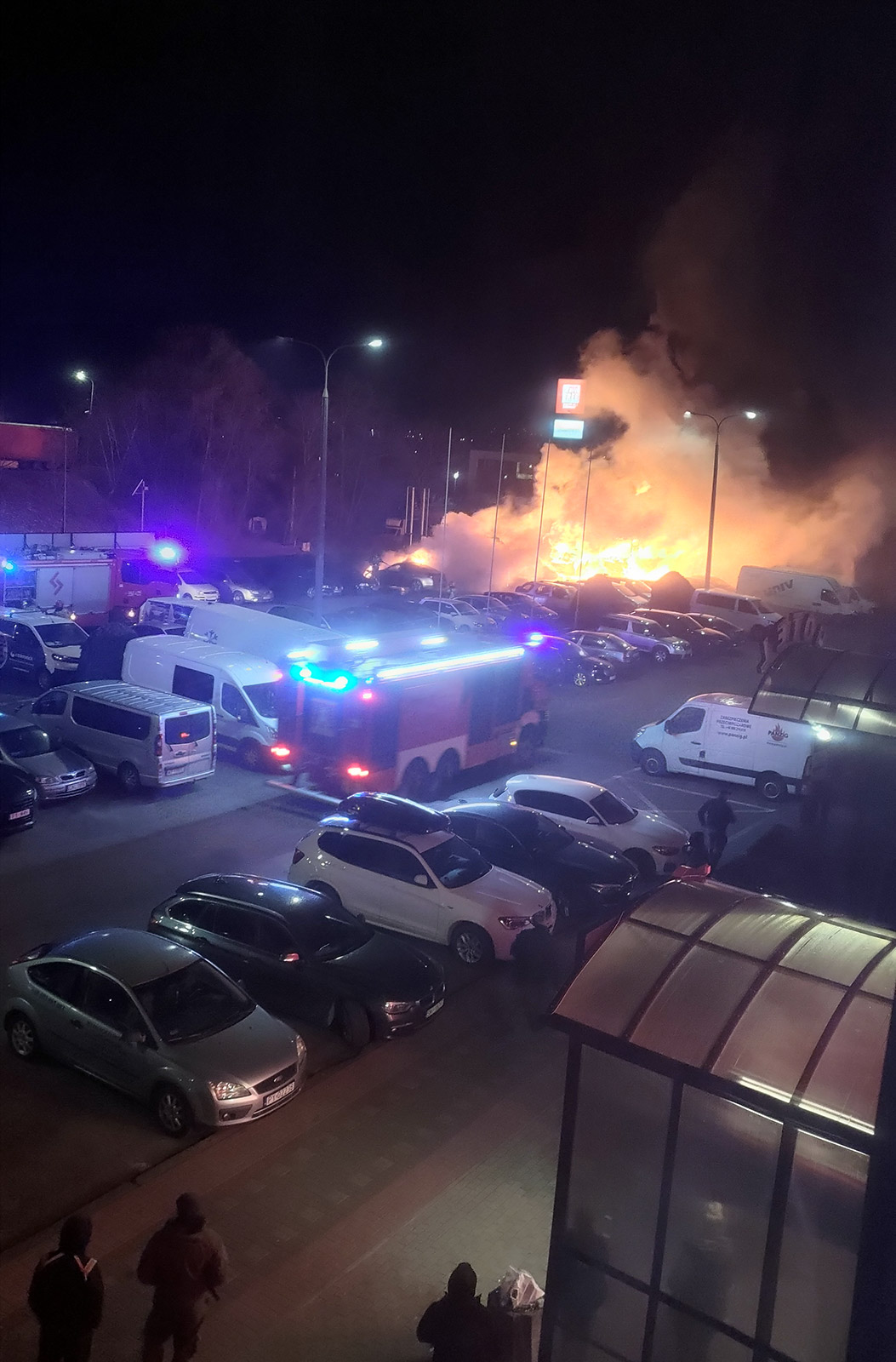 Pożar autobusów przed hotelem Cargo