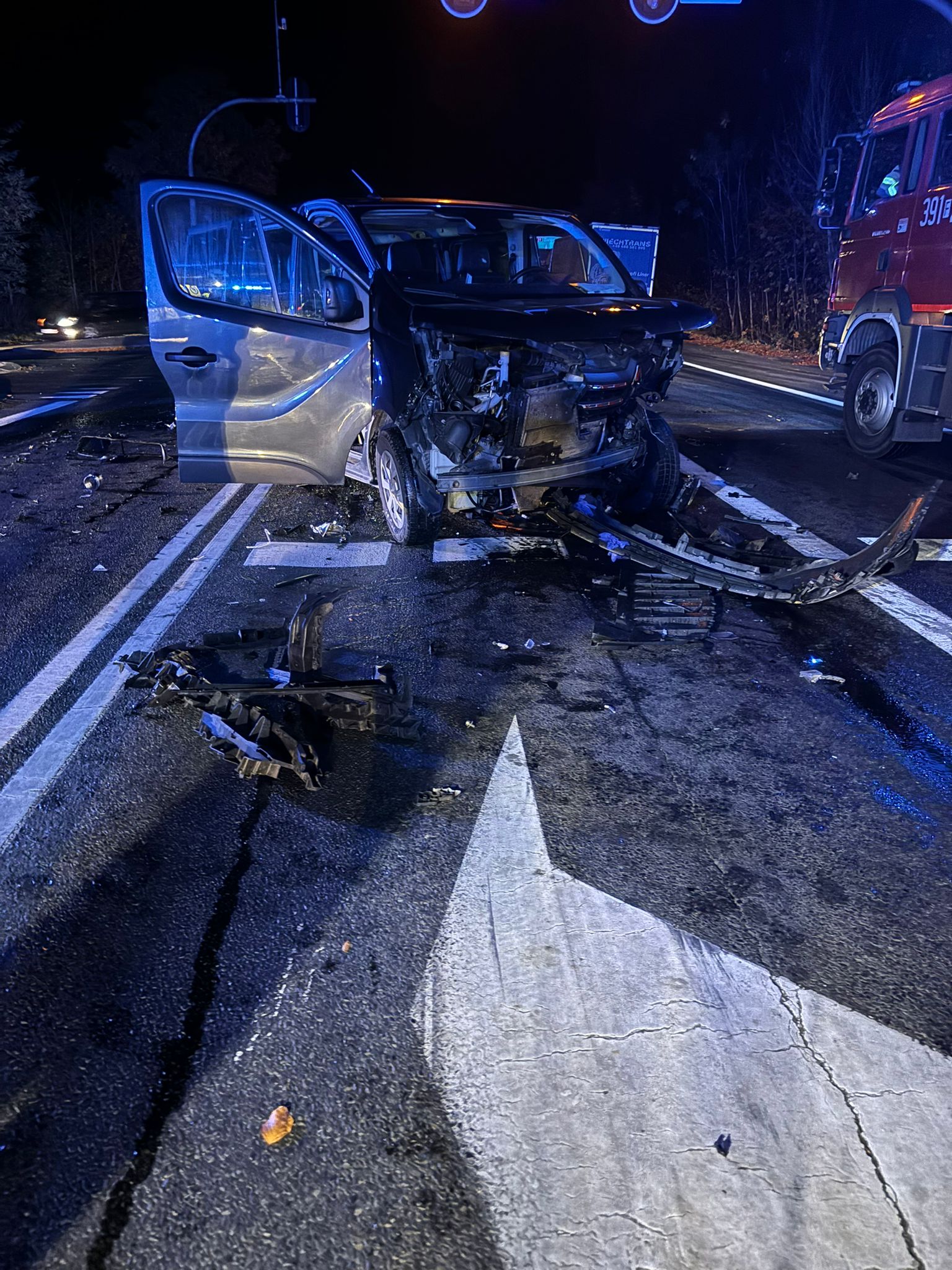 Na skrzyżowaniu osobowy bus zderzył się z Mercedesem