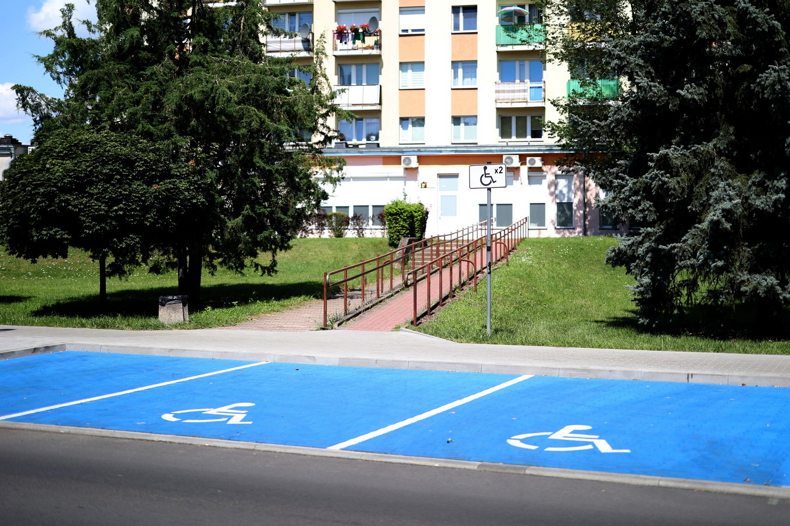 Na terenie Słubic odnowiono miejsca postojowe dla osób z niepełnosprawnościami