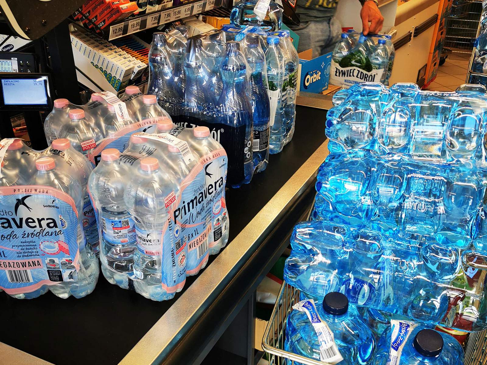 Mieszkańcy masowo ruszyli do sklepów kupować wodę butelkowaną