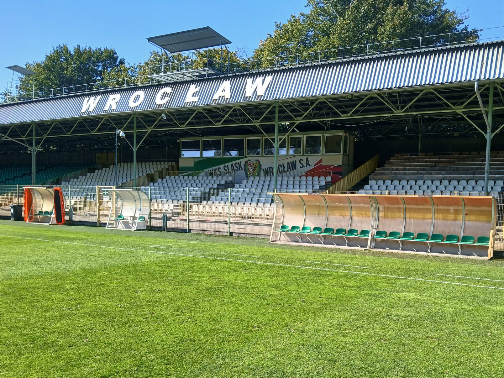 Ze względu na zagrożenie powodziowe mecz odbył się na stadionie Śląska