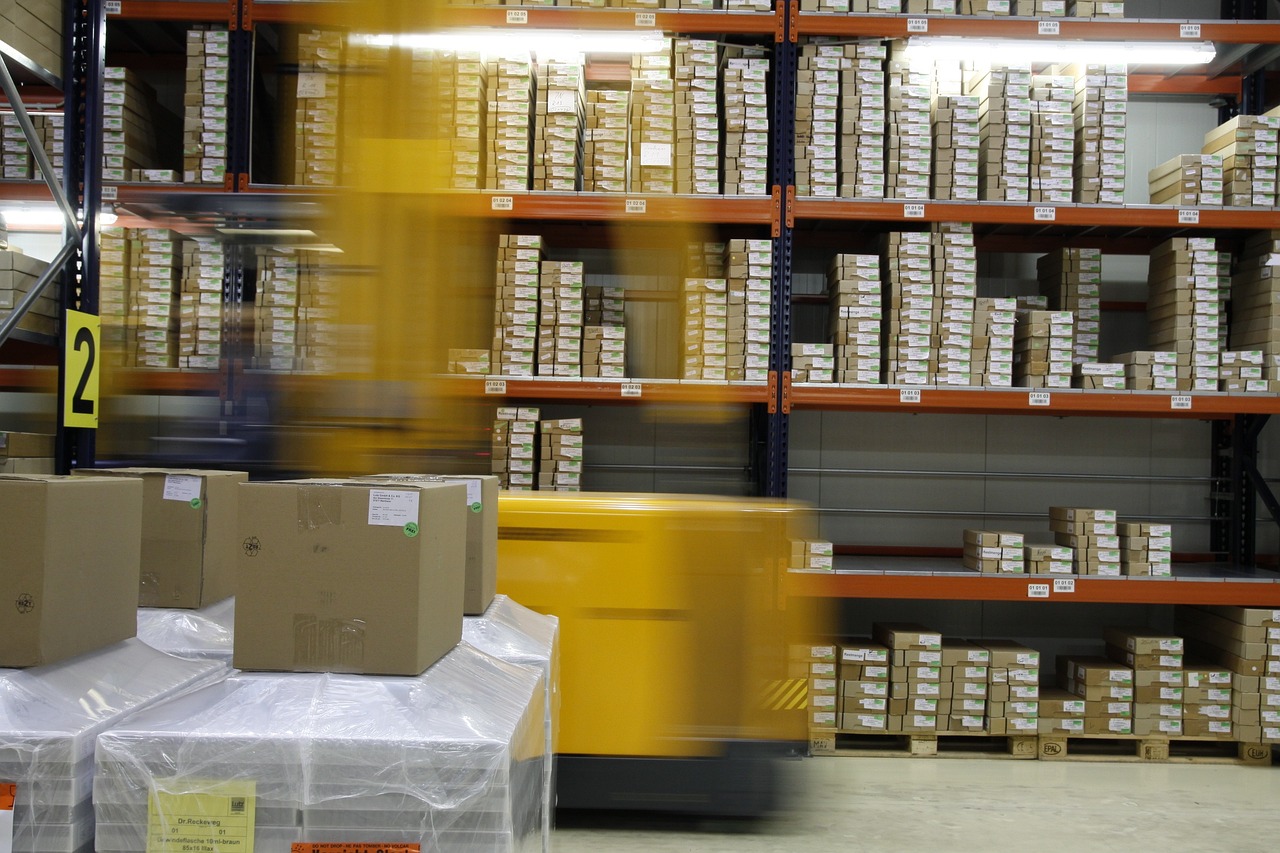 Za kulisami centrów logistycznych — jak wspierają one e-commerce?