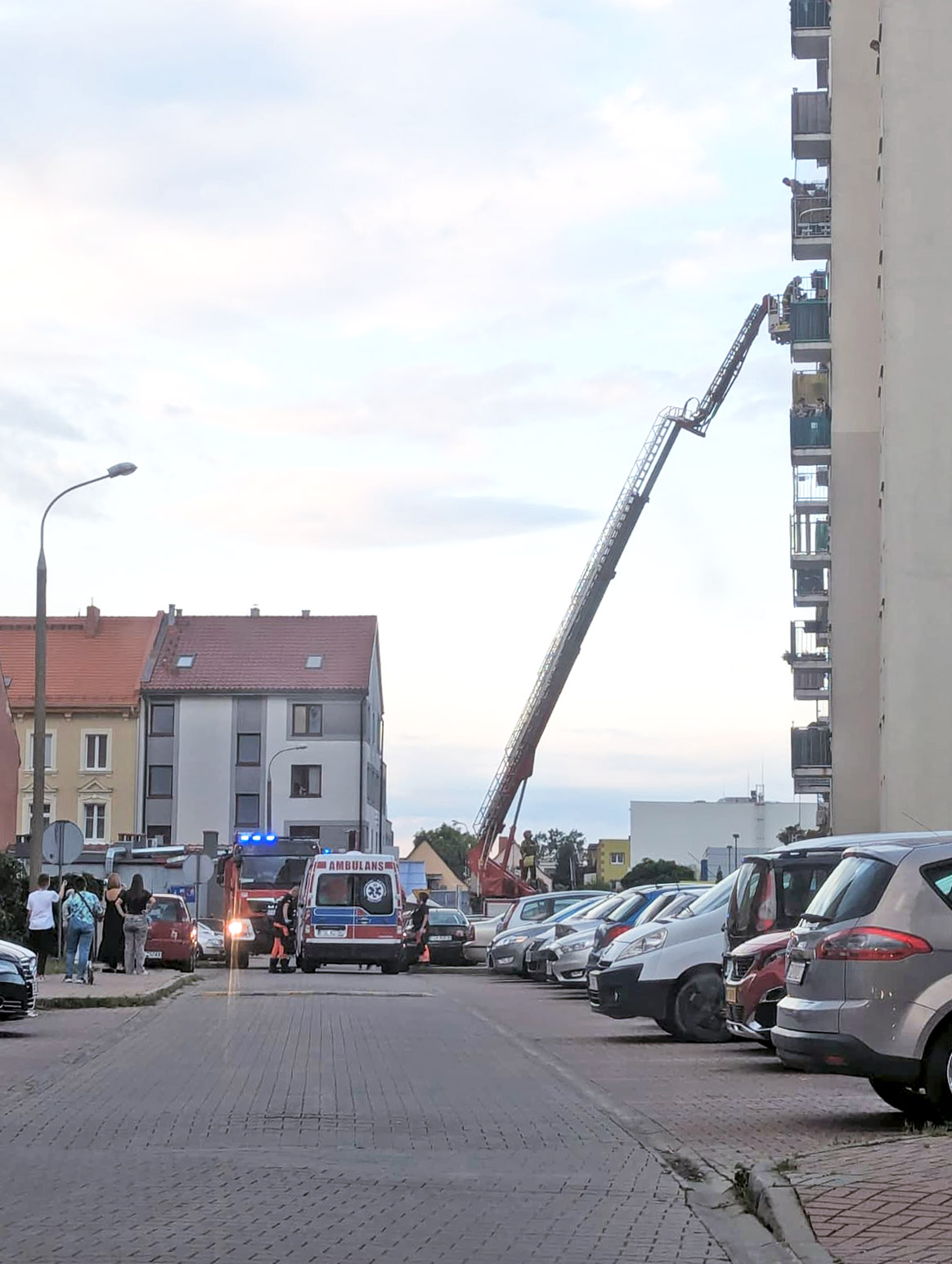 83-latka zasłabła na balkonie. Uratowali ją strażacy z dzielnicowym