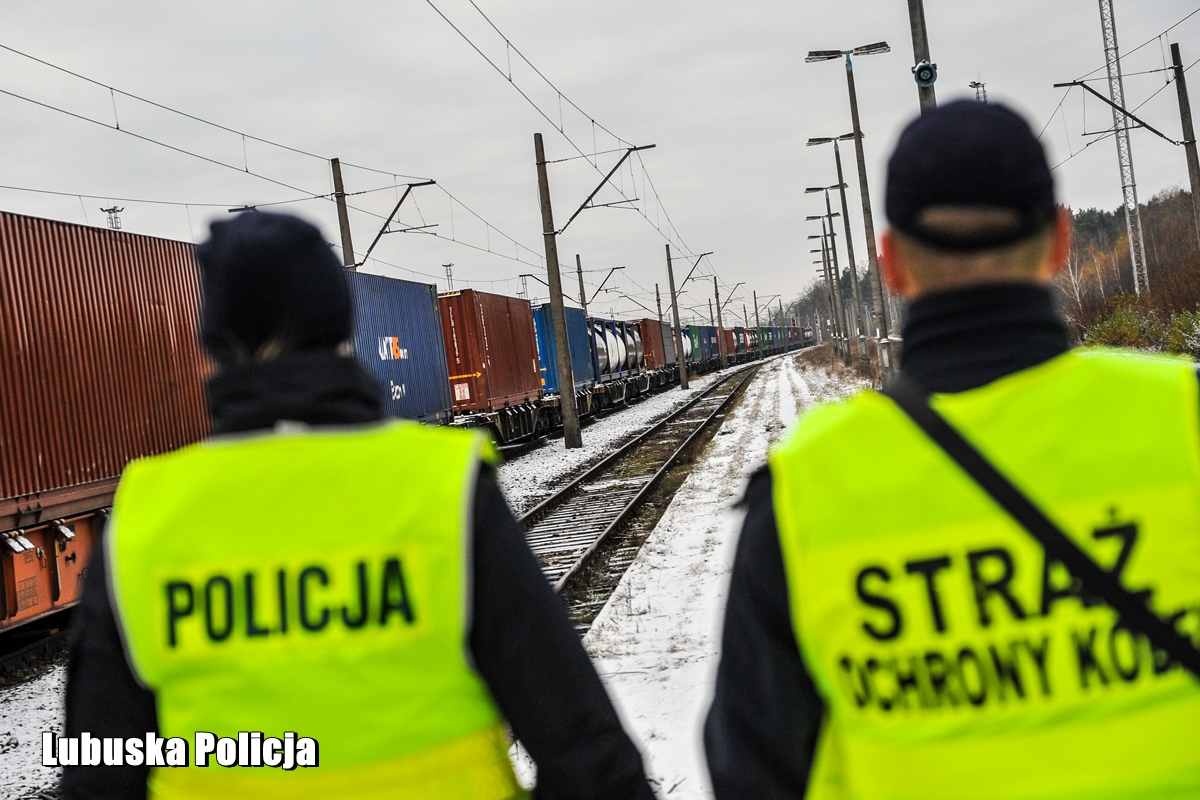 Na miejscu zdarzenia przez kilka godzin trwały działania służb 