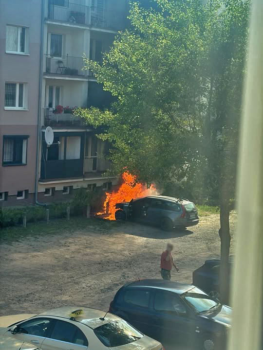Pożar w Rzepinie. Palił się samochód zaparkowany między blokami