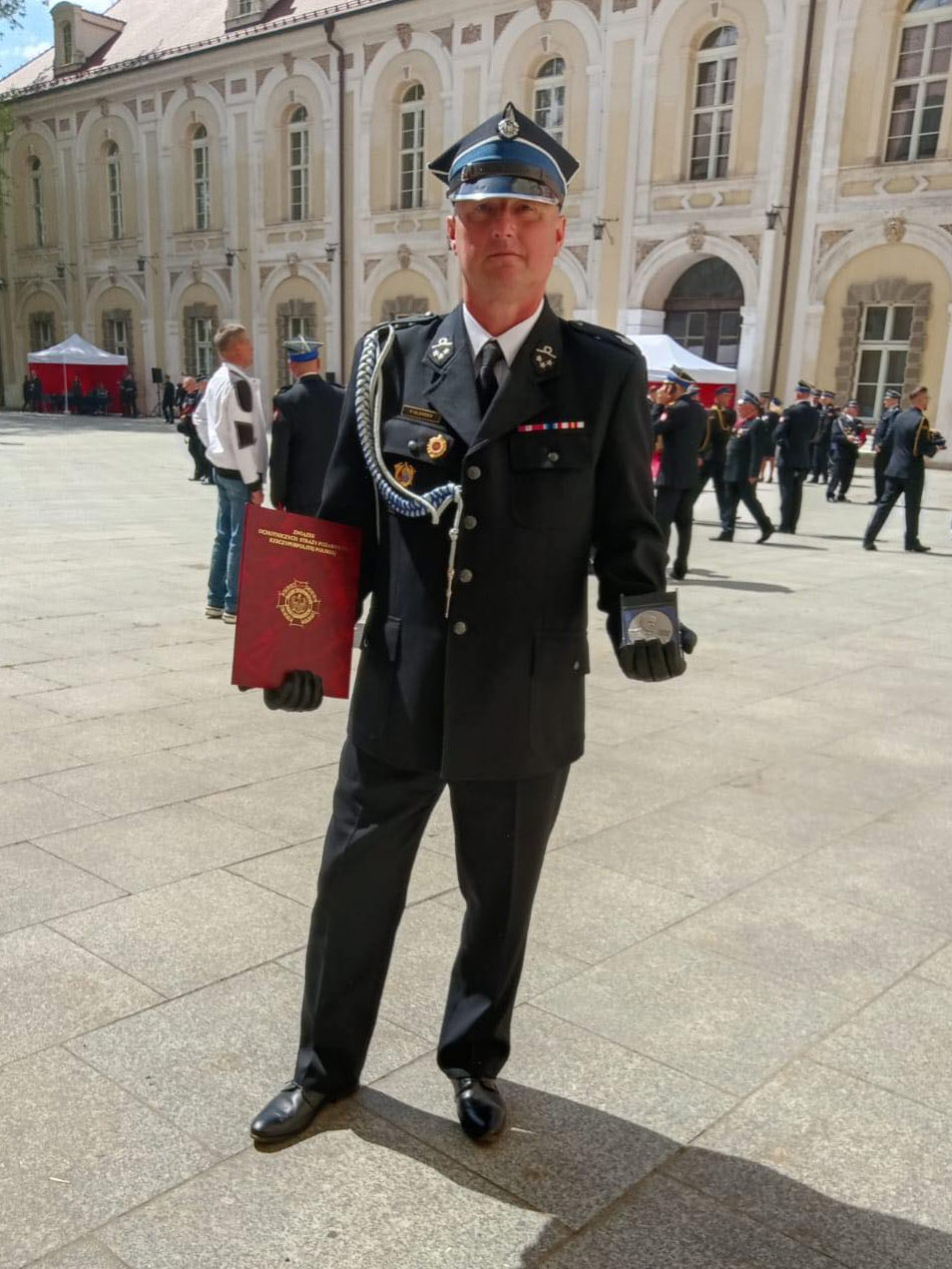 Przemysław Olender z OSP Słubice z Medalem im. Bolesława Chomicza