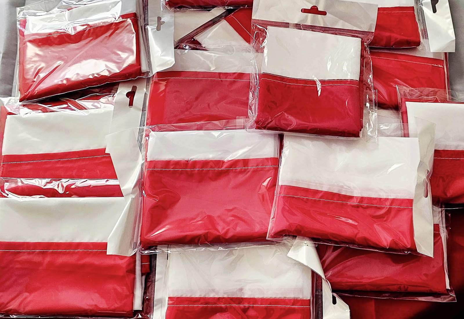 Gmina Rzepin rozdaje mieszkańcom darmowe biało-czerwone flagi