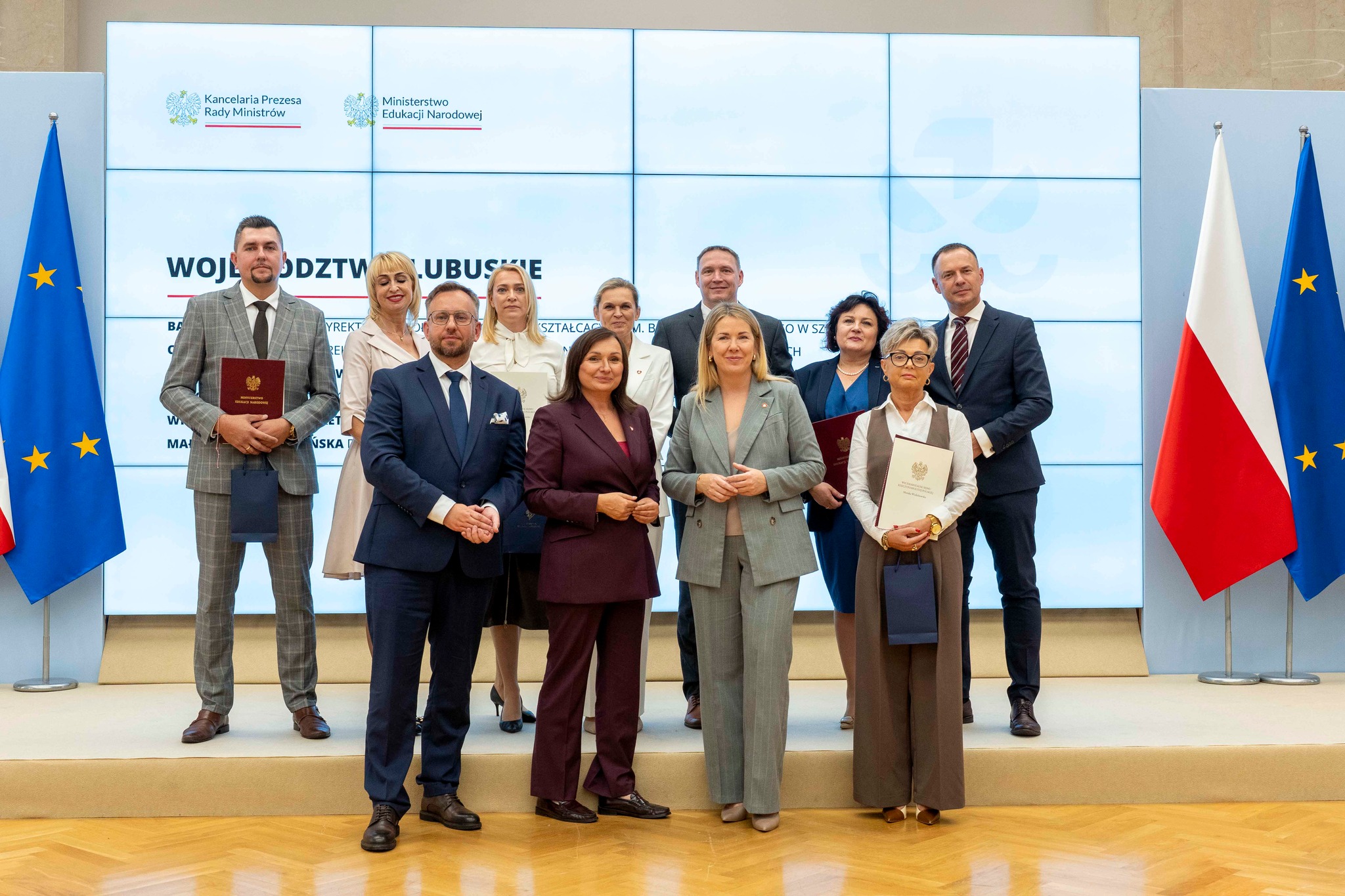Katarzyna Leśniak-Werwińska (trzecia z lewej u góry) z nagrodą Ministra Edukacji Narodowej