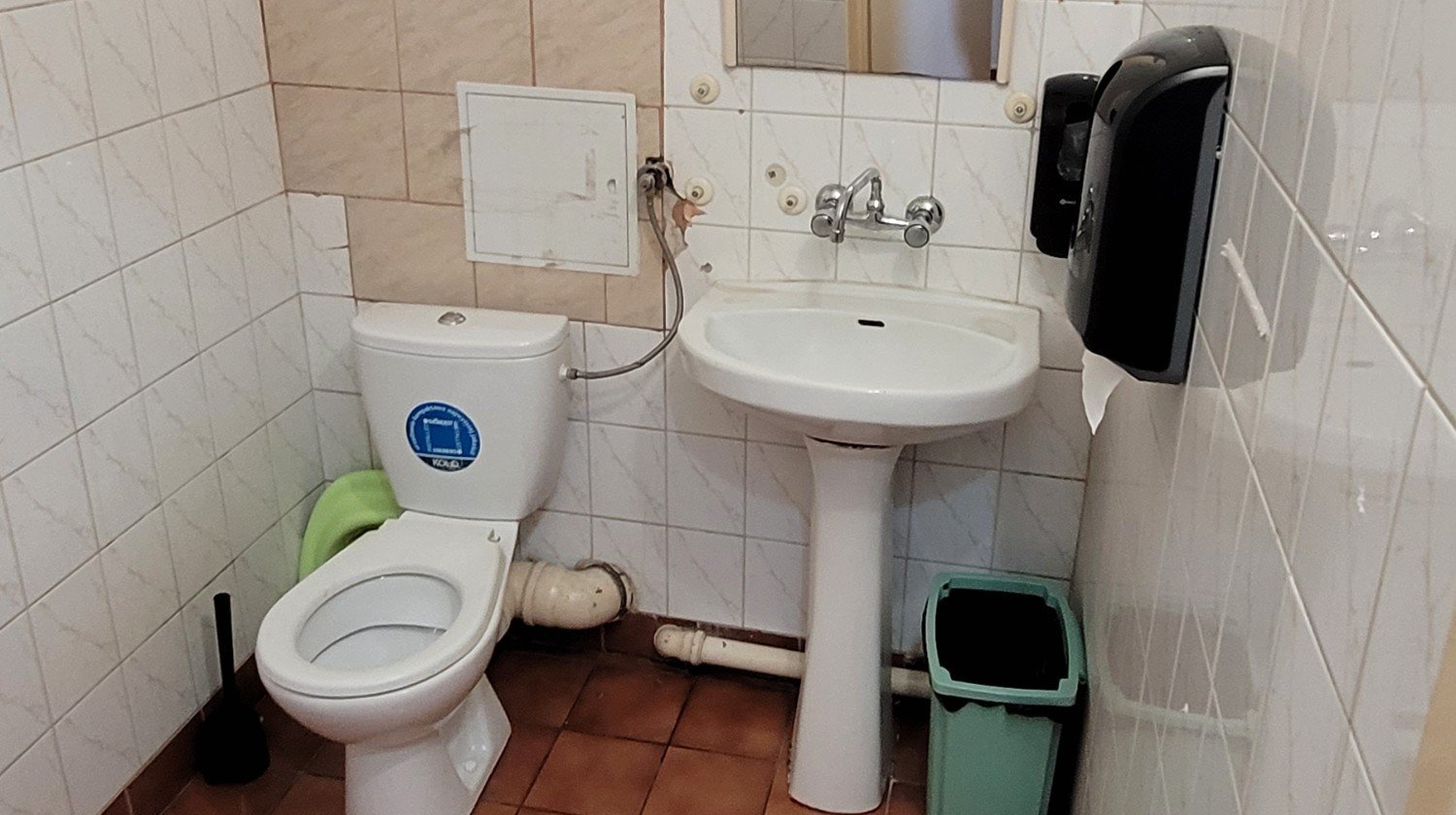 Łazienka w ośrodku terapii Stowarzyszenia po PROstu wymaga remontu