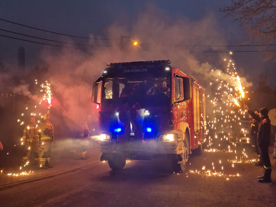 Tak strażacy z OSP w Kowalowie witali nowy wóz