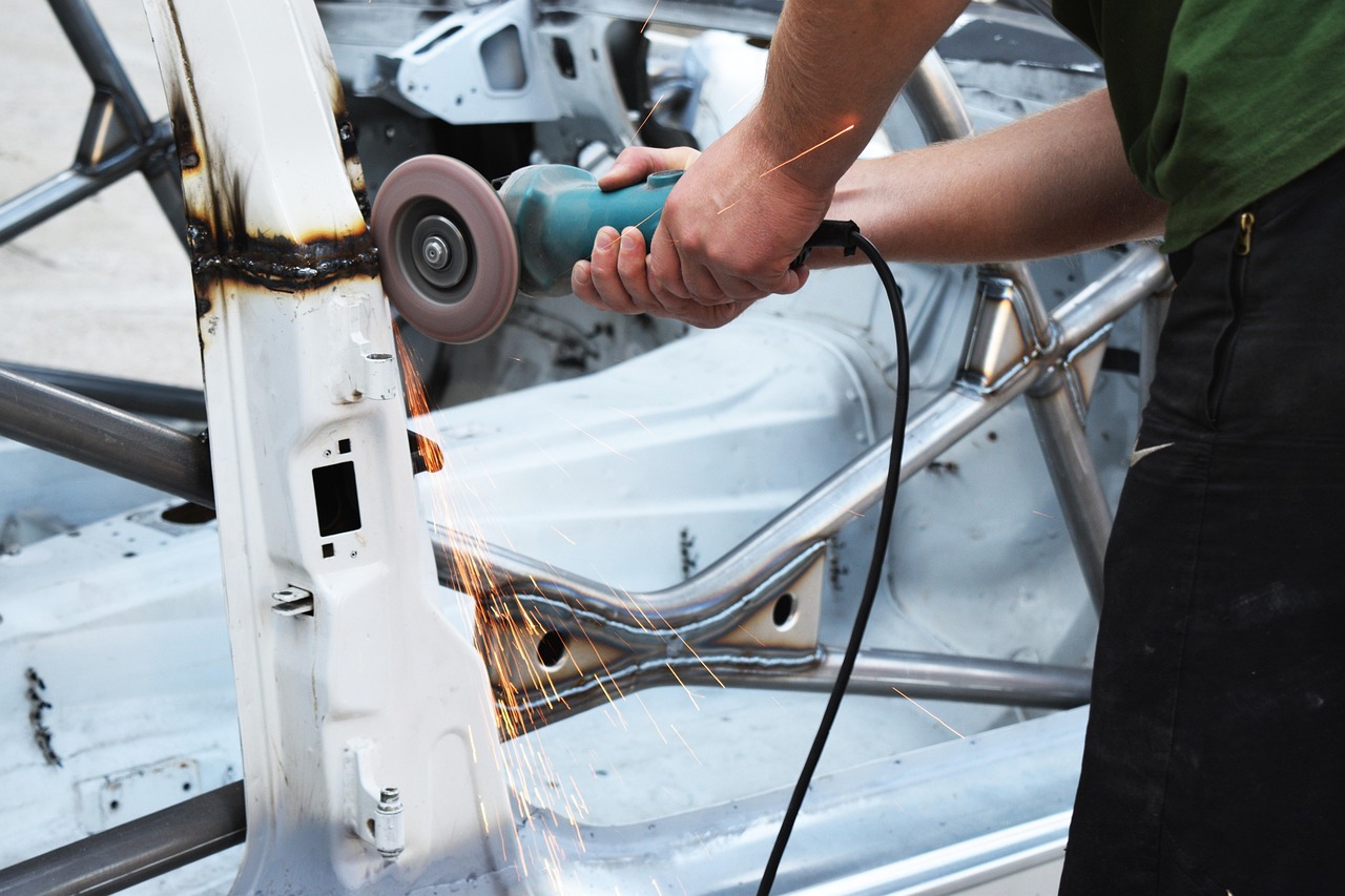 Jak wykonuje się usuwanie wgnieceń na karoserii?