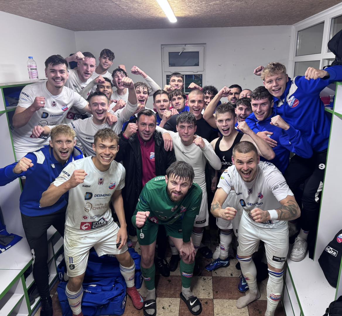 Radość zawodników Polonii Słubice po zwycięstwie z Piastem Iłowa