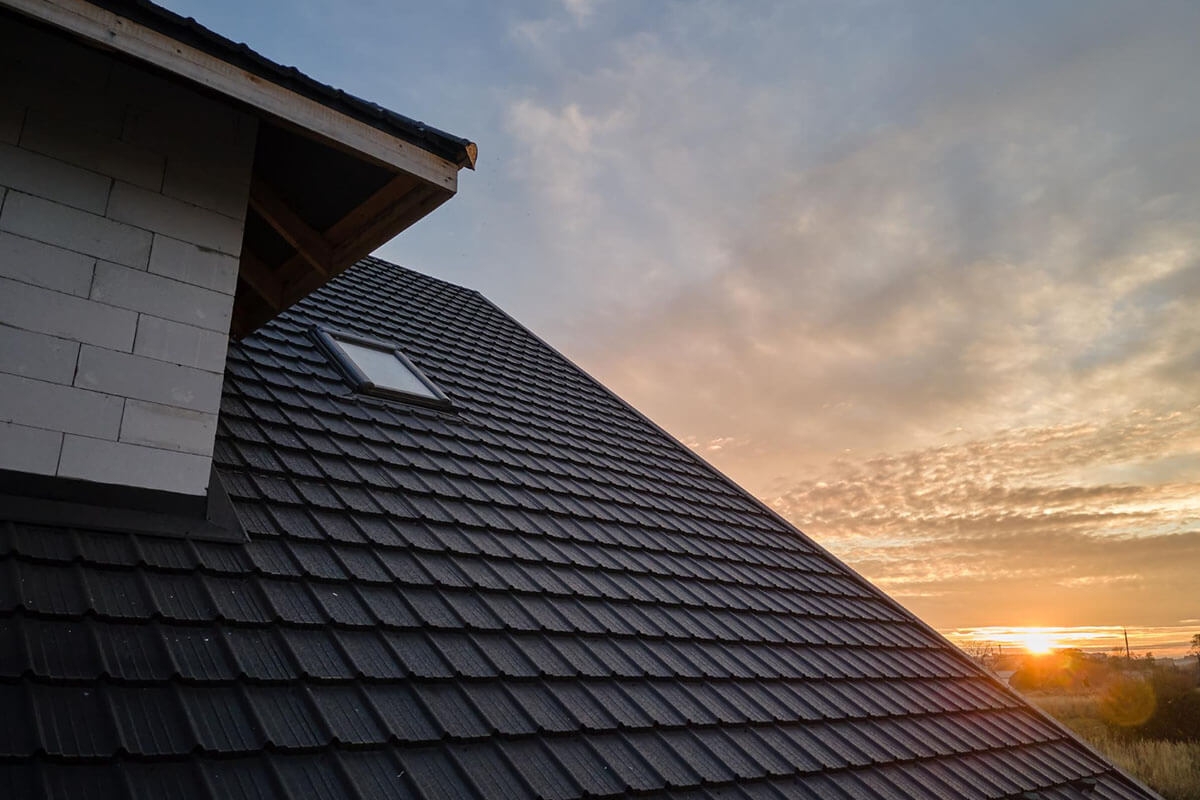 Nowoczesne pokrycia dachowe - na co warto postawić?