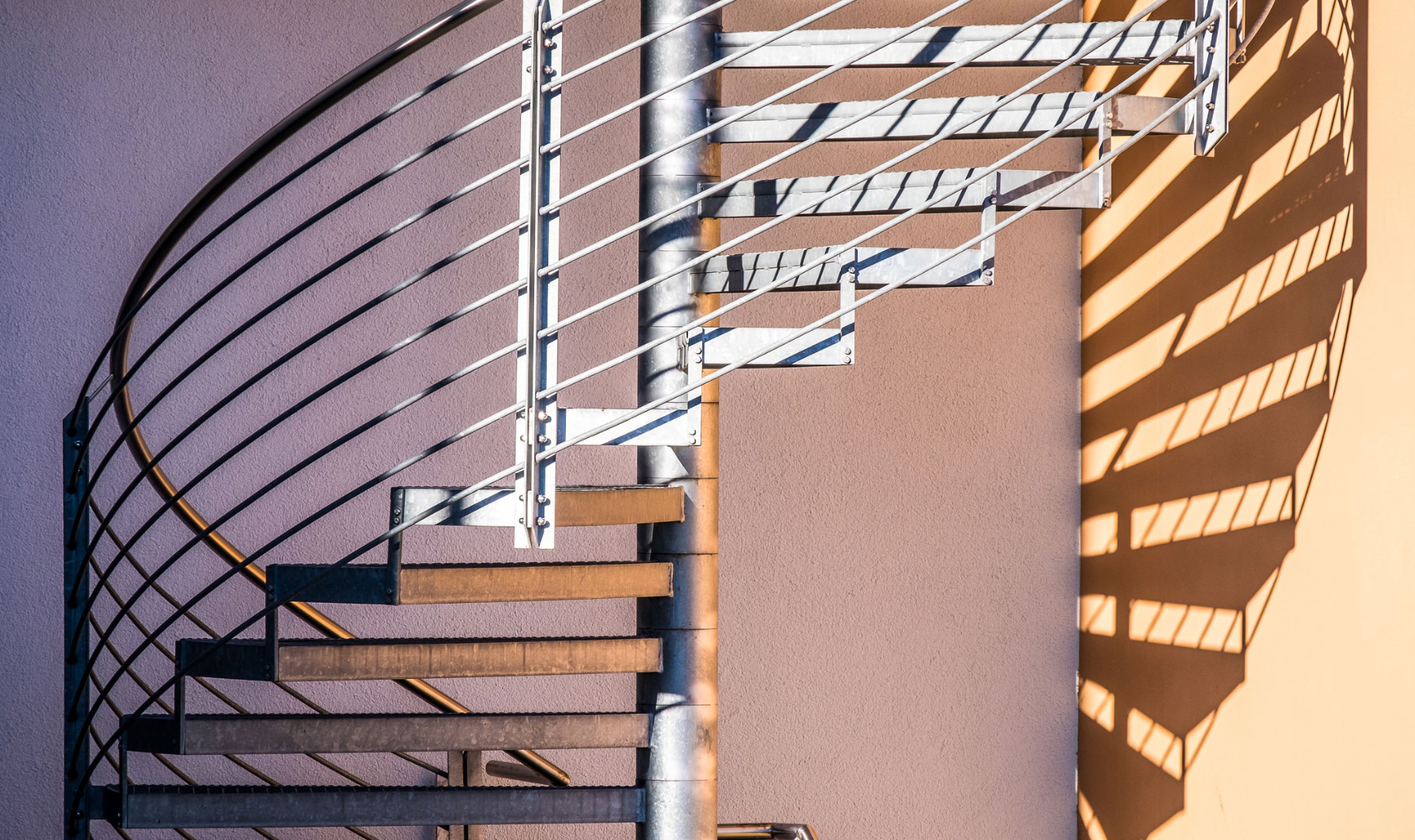 Schody spiralne stalowe – jak wybrać trwałą i funkcjonalną konstrukcję?