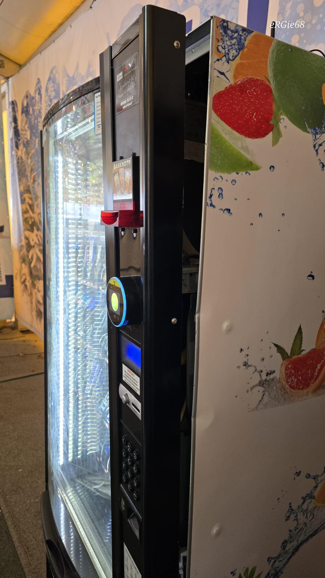 Wandale włamali się do lodowiska i zniszczyli automat z przekąskami