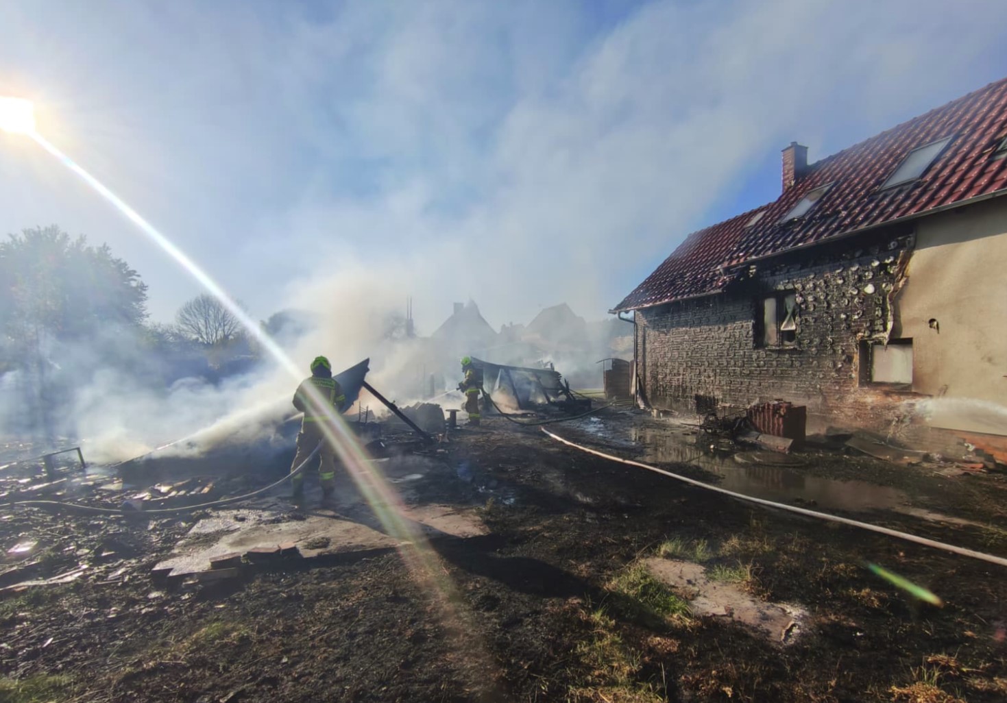 Pożar w Cybince. Spłonęły budynek gospodarczy oraz część domu