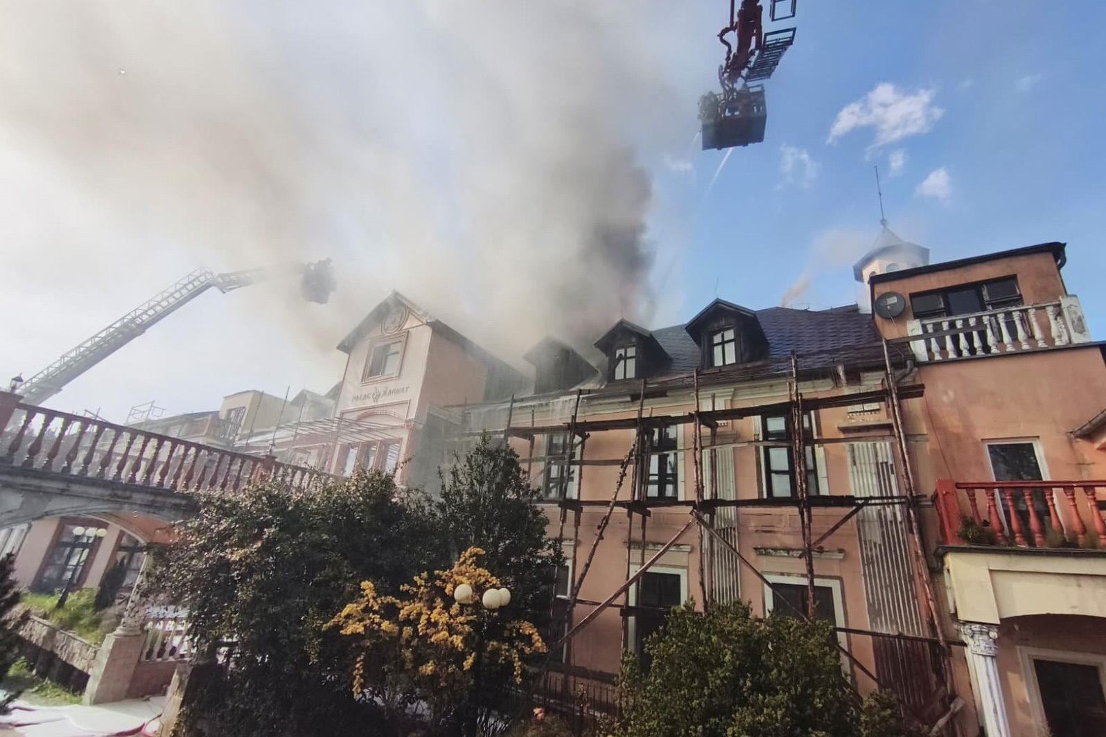 Pożar pałacu w Garbiczu. Z ogniem walczy 21 zastępów straży pożarnej