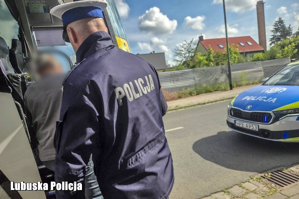 Policjanci ze Słubic skontrolowali autokary przewożące dzieci