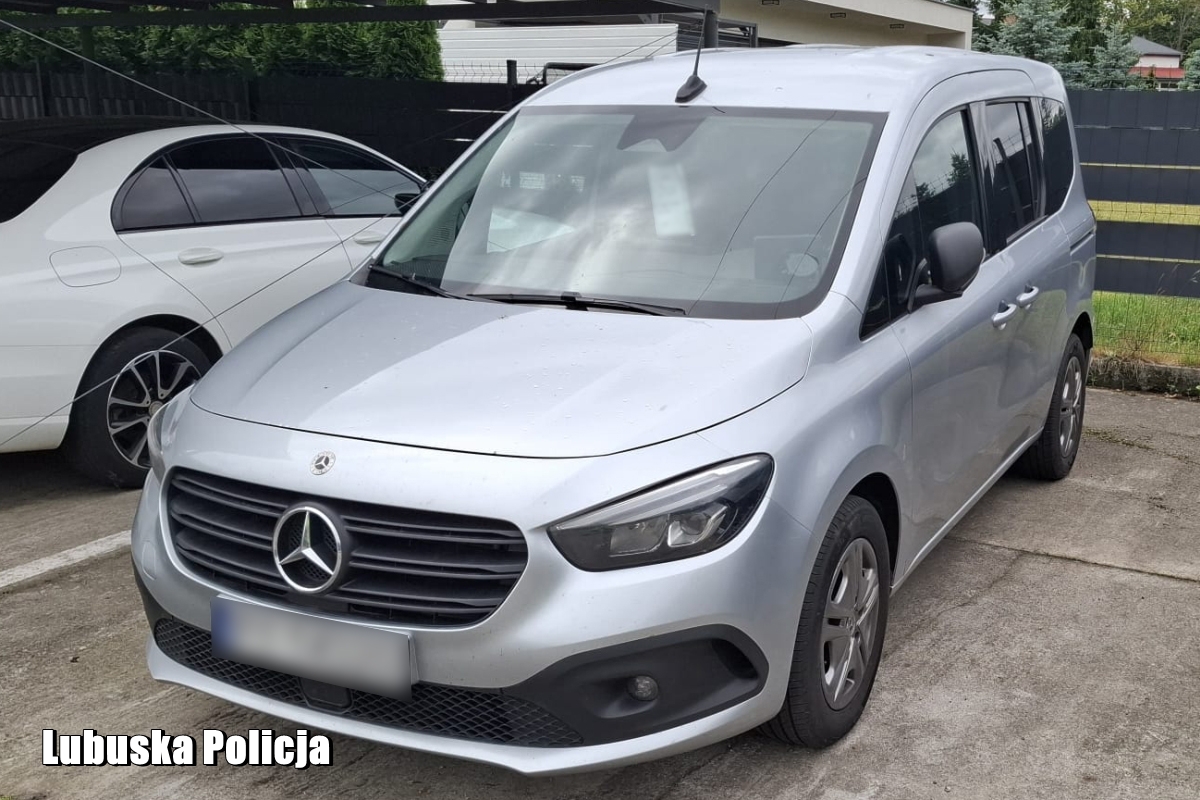 Policjanci z KPP Słubice odzyskali skradzionego Mercedesa