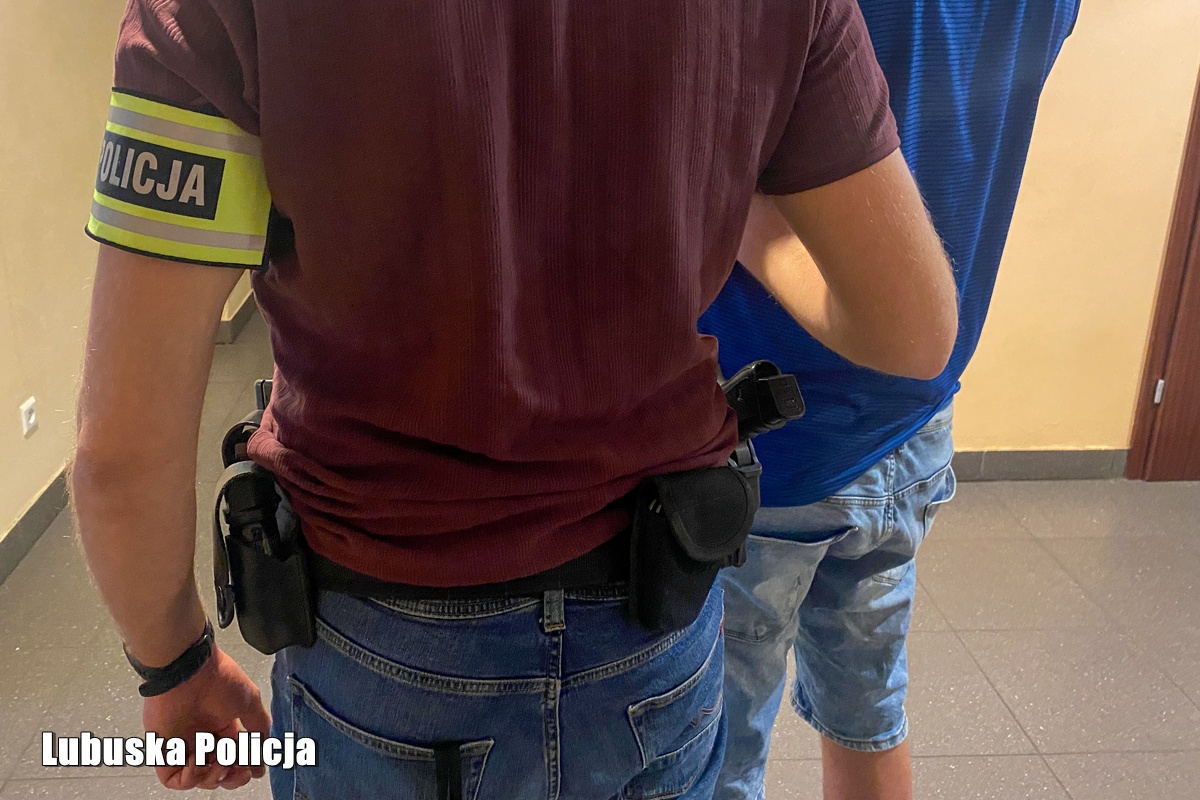 Słubiccy policjanci zatrzymali dwóch mężczyzn podejrzanych o kradzież prawie 800 litrów paliwa