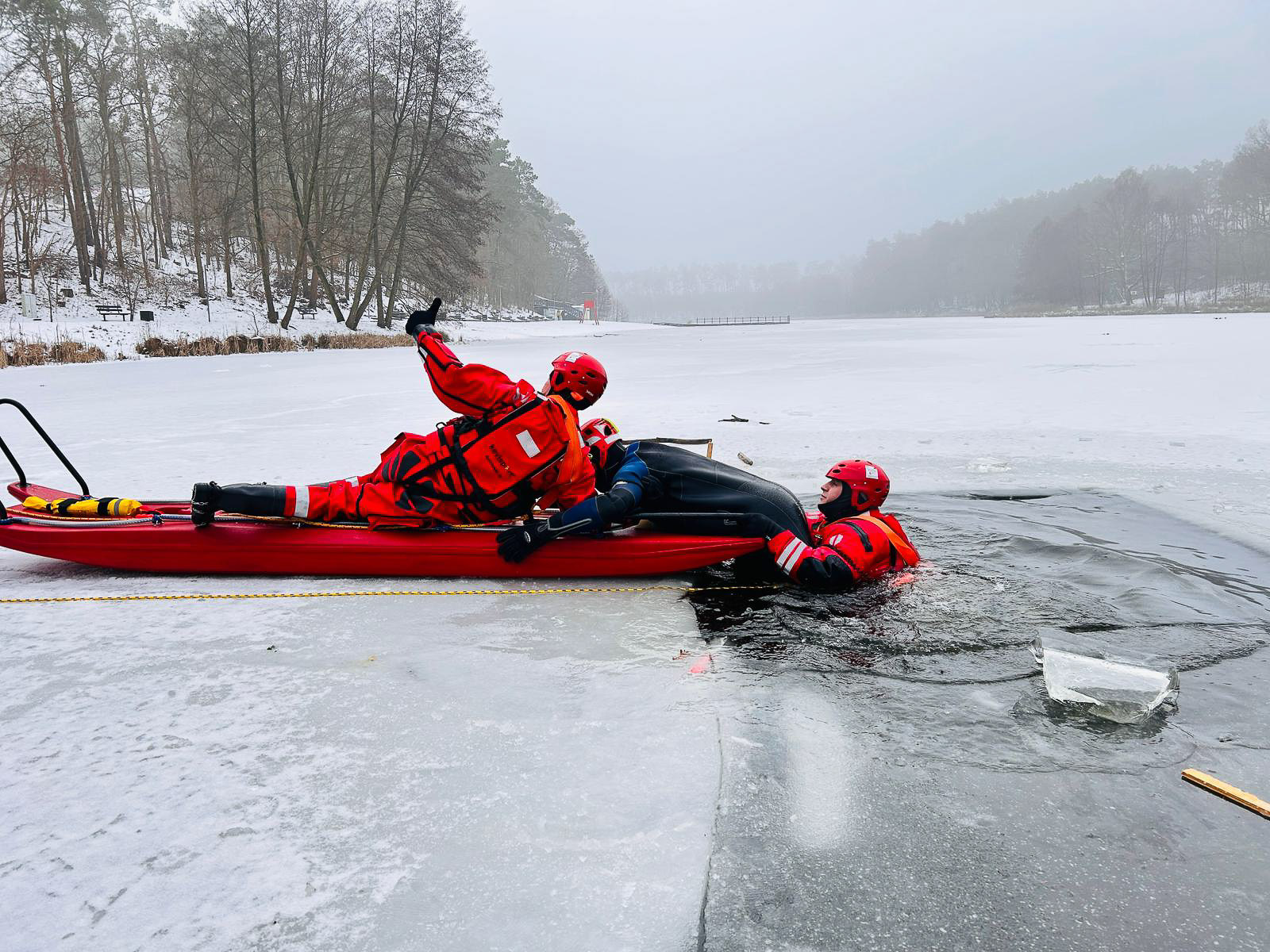 Pokazy strażaków na jeziorze Długie w Rzepinie