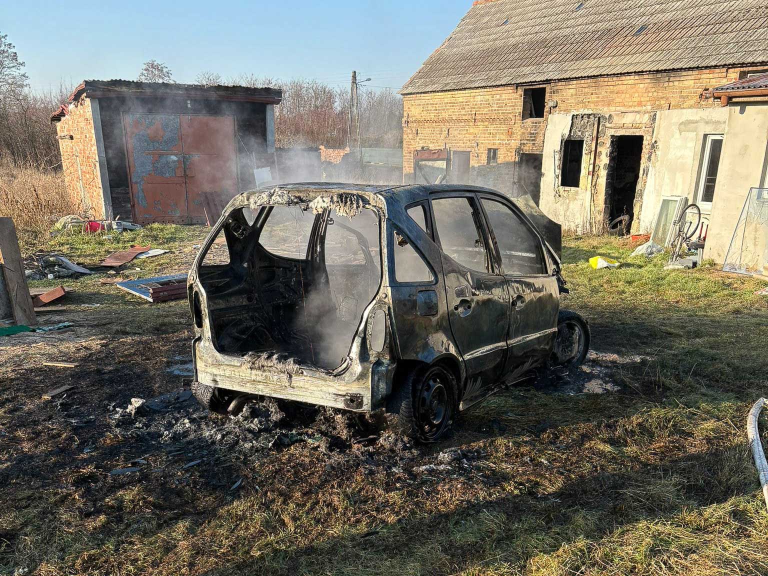 Przy ul. Ogrodowej w Górzycy spłonął samochód