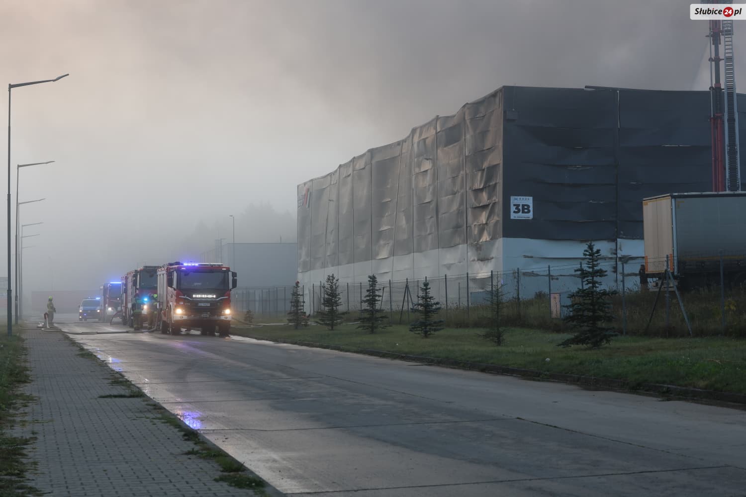 Cały czas trwa dogaszanie hali magazynowej, która płonęła w nocy
