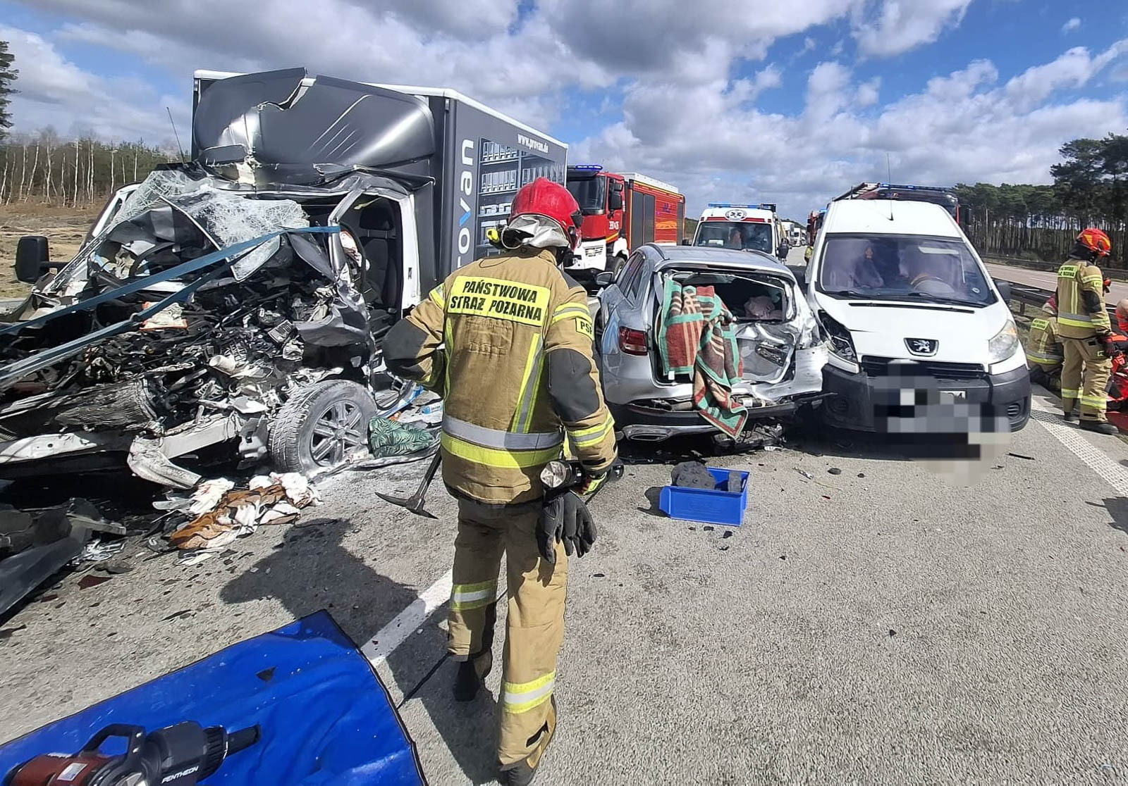 Na autostradzie A2 w kierunku granicy doszło do poważnego wypadku z udziałem czterech pojazdów