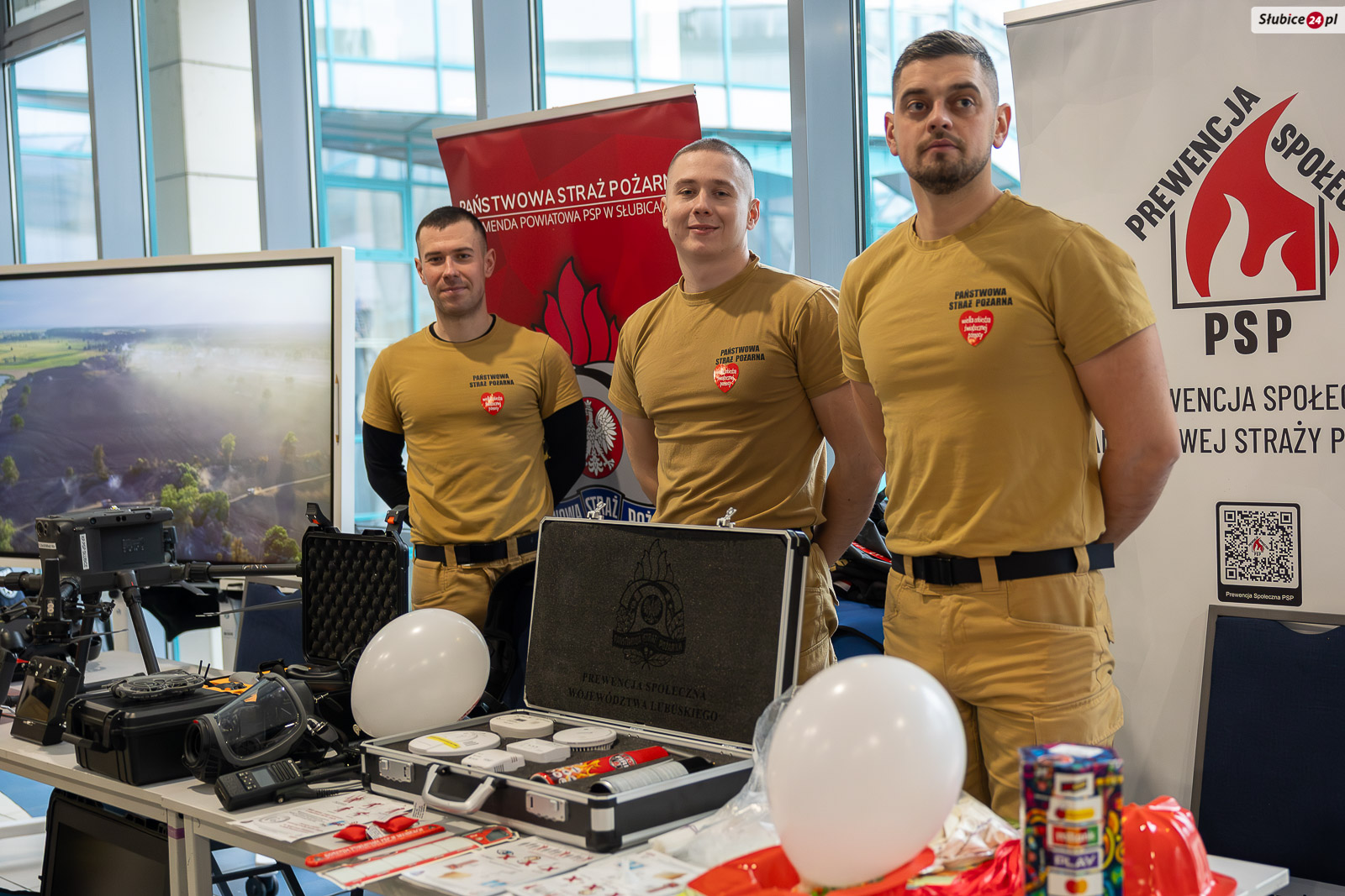 W holu Collegium Polonicum można było spotkać m.in. strażaków z KP PSP Słubice