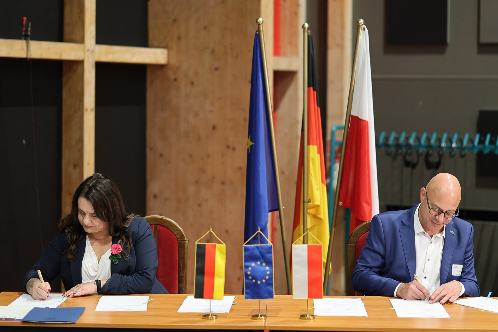 Podczas Forum Marzena Słodownik i Axel Strasser podpisali umowę na realizację projektu „Kompas graniczny”