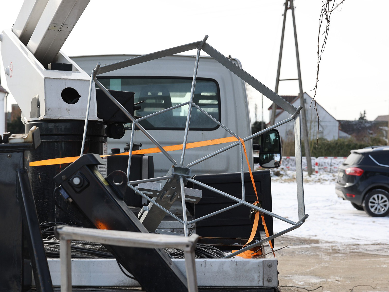 W Lisowie zamontowano platformę lęgową dla bocianów