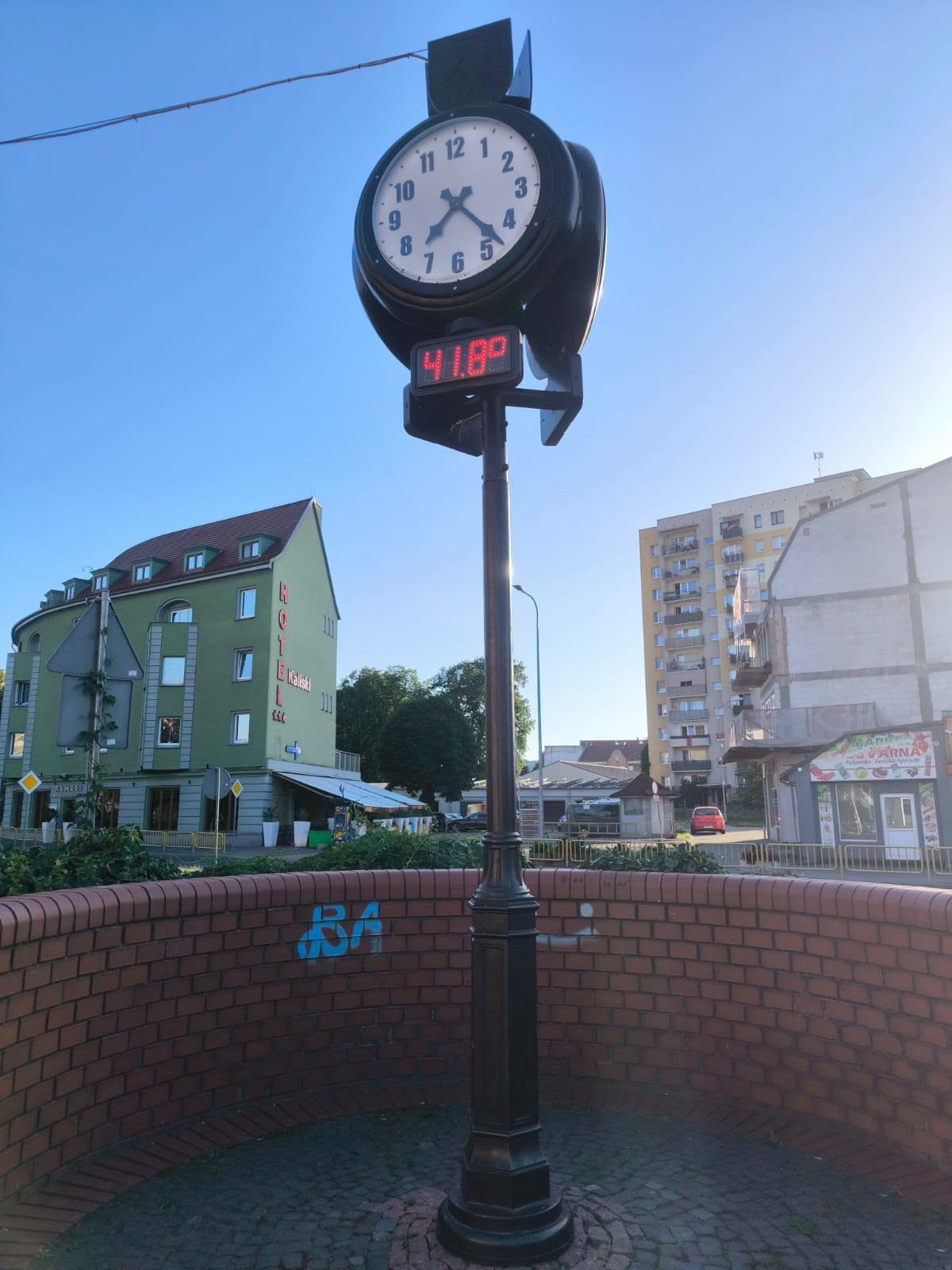 Zegar w parku na Placu Przyjaźnił przekroczył 41 stopni