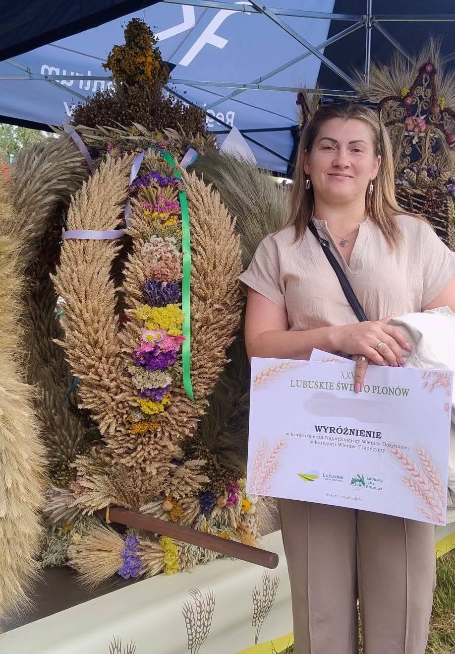 Angelika Malczewska z KGW Radzików z wyróżnionym wieńcem