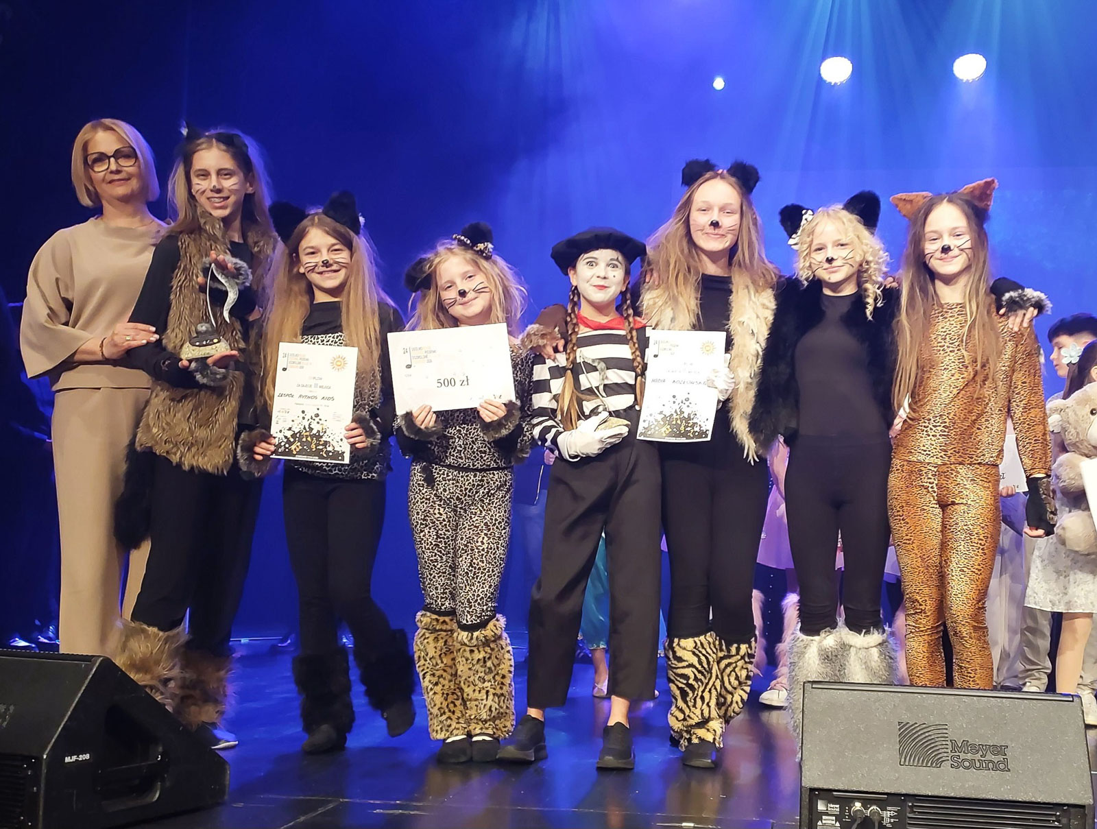 Zespół Rytmos Kids i Nadia Kozłowska z nagrodami