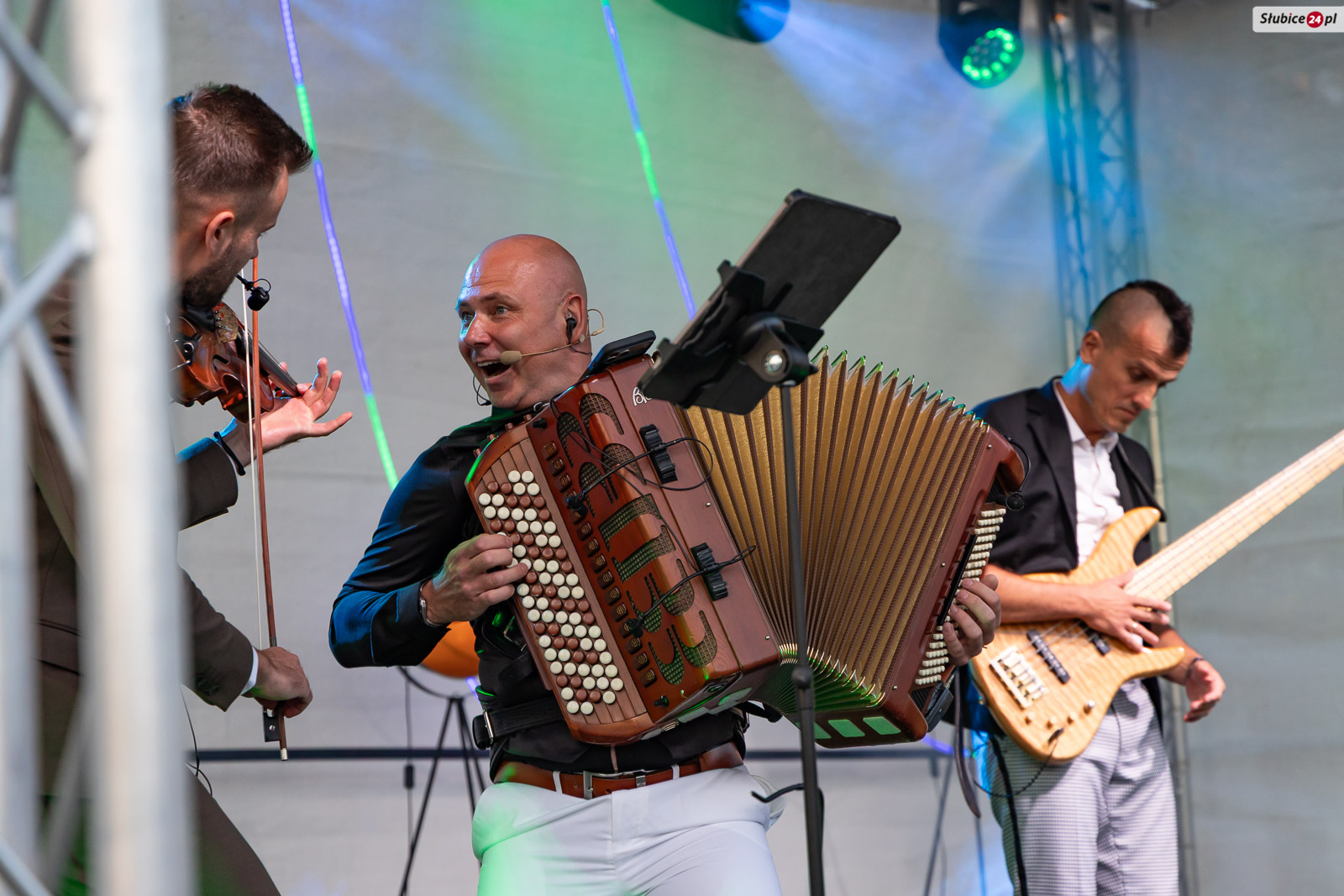 Akordeonista Marcin Wyrostek podczas koncertu w Słubicach