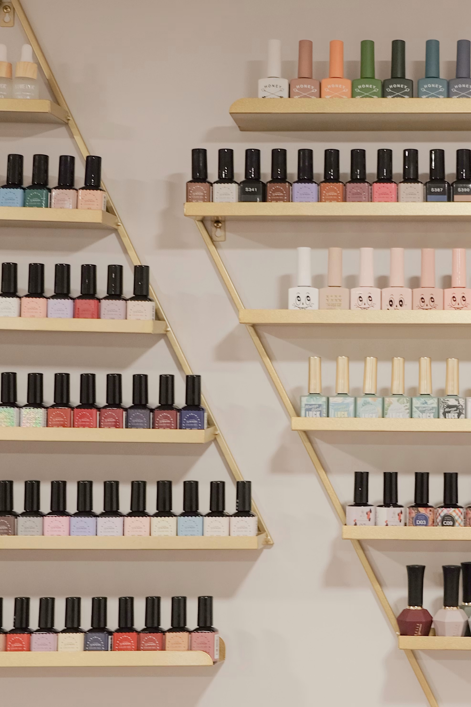 Magia transparentnych lakierów – jaki manicure możesz z nimi wyczarować?