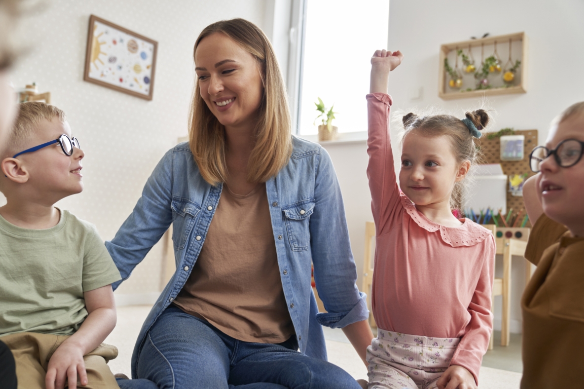 Jak rozpocząć pracę z małymi dziećmi? Pierwsze kroki do zdobycia zawodu opiekuna dziecięcego